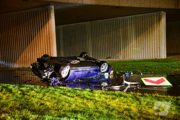 Automobilist verliest controle over stuur en maakt val van 17 meter met auto