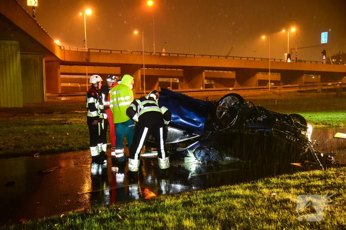 Automobilist verliest controle over stuur en maakt val van 17 meter met auto