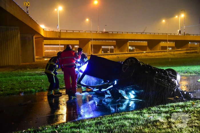 Automobilist verliest controle over stuur en maakt val van 17 meter met auto