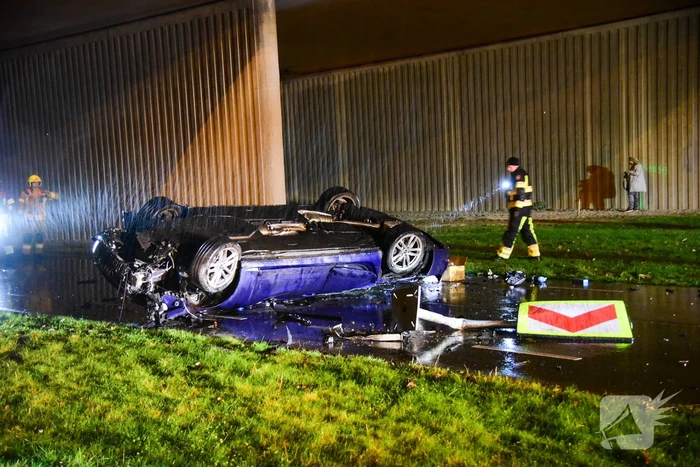 Automobilist verliest controle over stuur en maakt val van 17 meter met auto