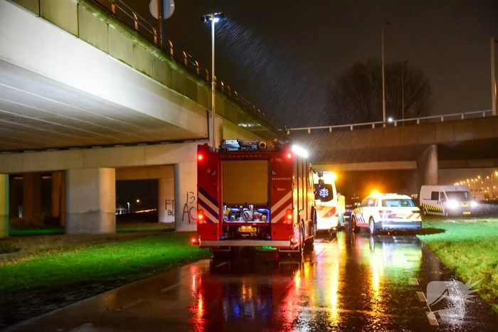 Automobilist verliest controle over stuur en maakt val van 17 meter met auto