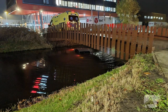 Automobilist verliest macht over het stuur en belandt in water