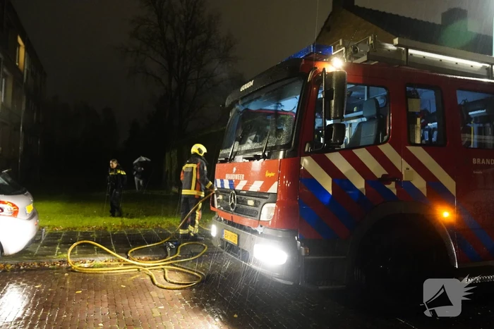 Brandweer blust brand op balkon