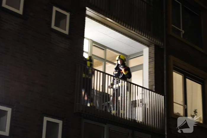 Brandweer blust brand op balkon
