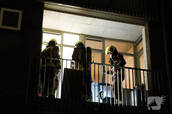 Brandweer blust brand op balkon