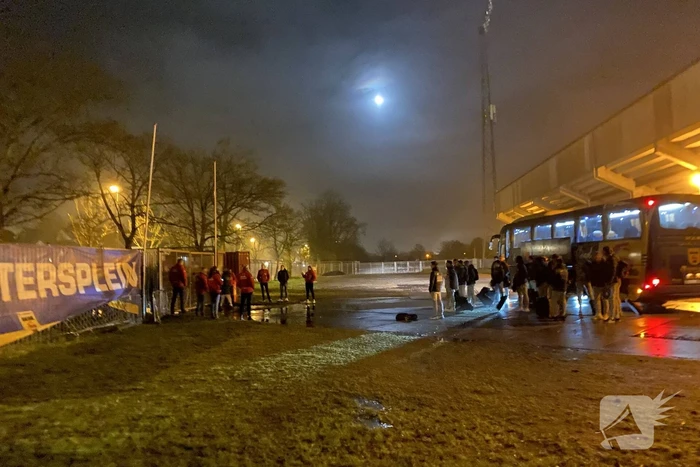 Supporters verwelkomen Cambuurspelers na winst