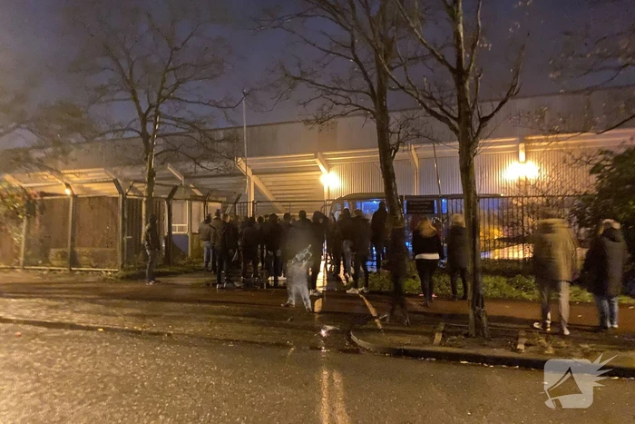 Supporters verwelkomen Cambuurspelers na winst