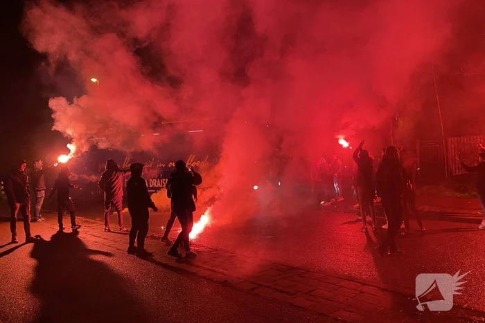 Supporters verwelkomen Cambuurspelers na winst
