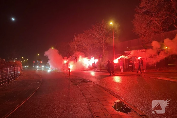 Supporters verwelkomen Cambuurspelers na winst