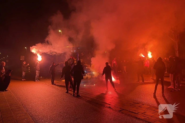 Supporters verwelkomen Cambuurspelers na winst