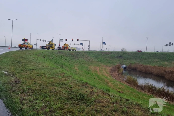 Auto rijdt van talud af en belandt in sloot