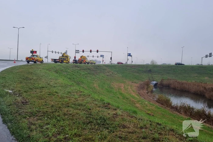 Auto rijdt van talud af en belandt in sloot