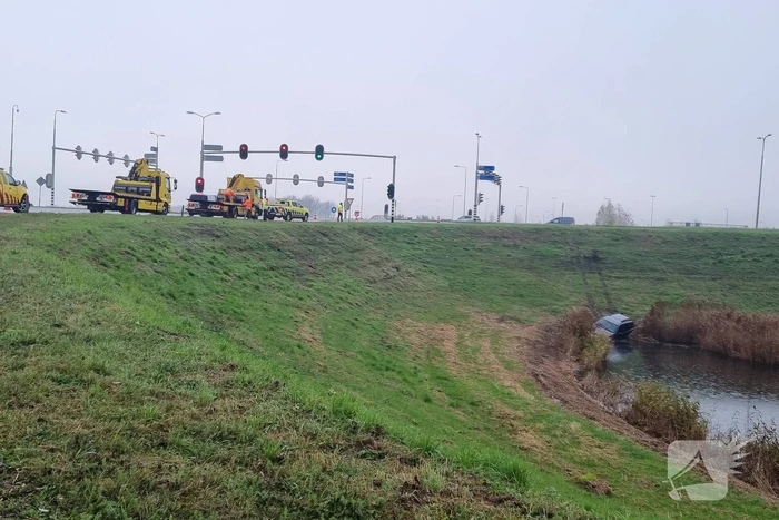 Auto rijdt van talud af en belandt in sloot