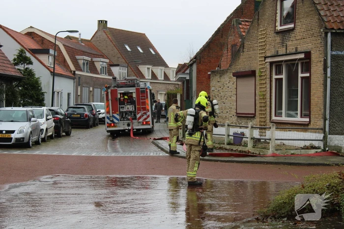 Brandweer blust schoorsteenbrand