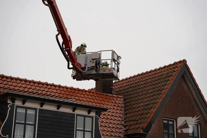 Brandweer blust schoorsteenbrand