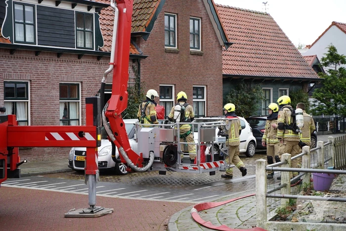 Brandweer blust schoorsteenbrand