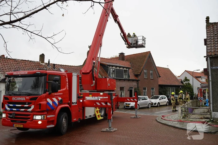 Brandweer blust schoorsteenbrand