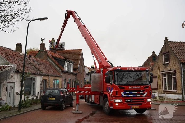Brandweer blust schoorsteenbrand
