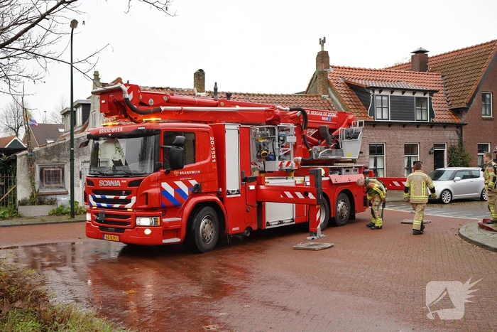 Brandweer blust schoorsteenbrand
