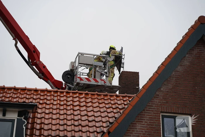 Brandweer blust schoorsteenbrand