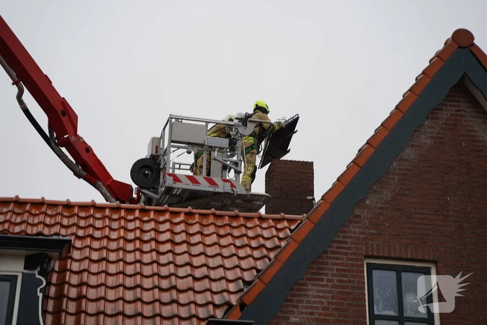 Brandweer blust schoorsteenbrand