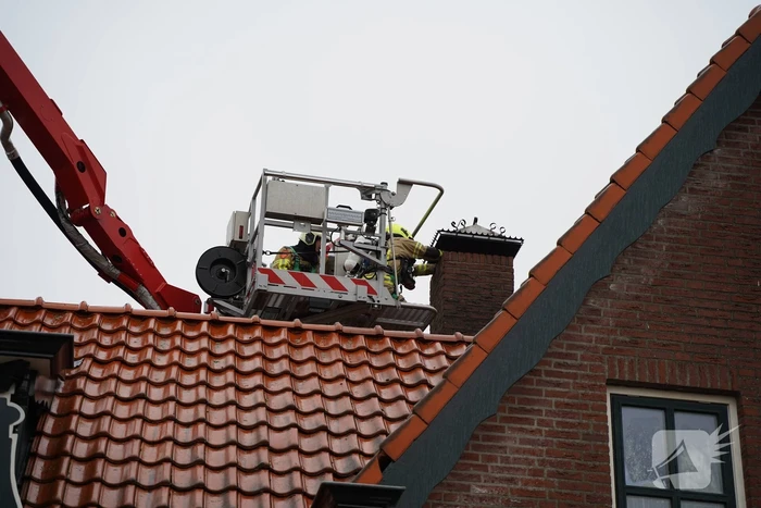 Brandweer blust schoorsteenbrand