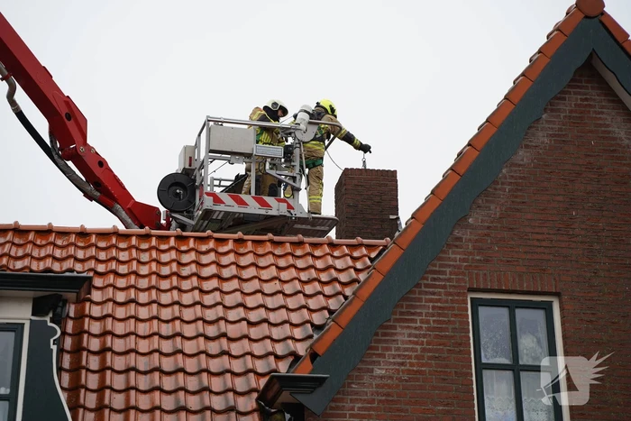 Brandweer blust schoorsteenbrand