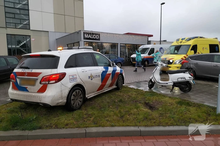Scooterrijdster gewond bij aanrijding met auto