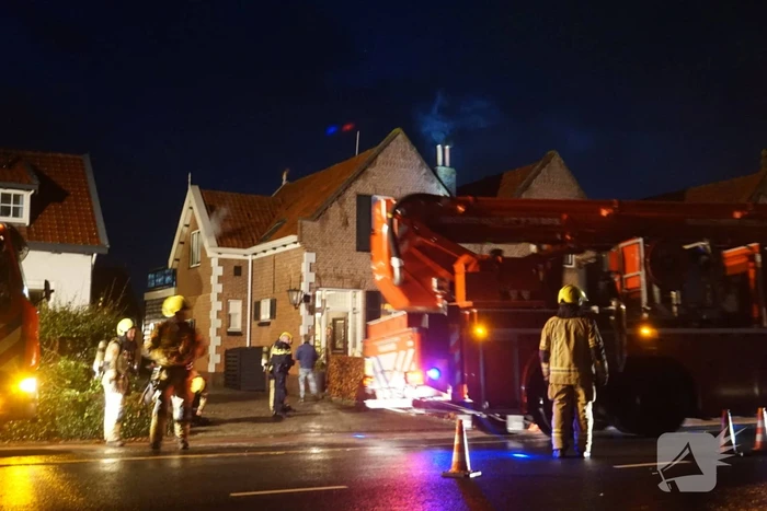 Brandweer dooft brand in schoorsteen van woning