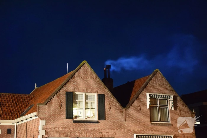 Brandweer dooft brand in schoorsteen van woning