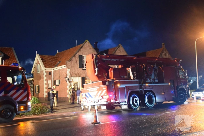 Brandweer dooft brand in schoorsteen van woning
