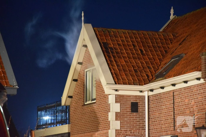 Brandweer dooft brand in schoorsteen van woning