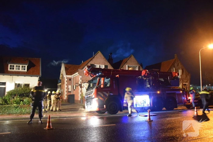 Brandweer dooft brand in schoorsteen van woning