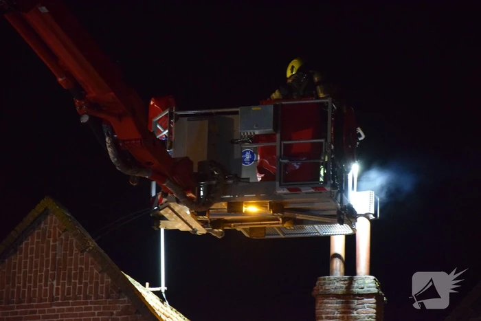 Brandweer dooft brand in schoorsteen van woning