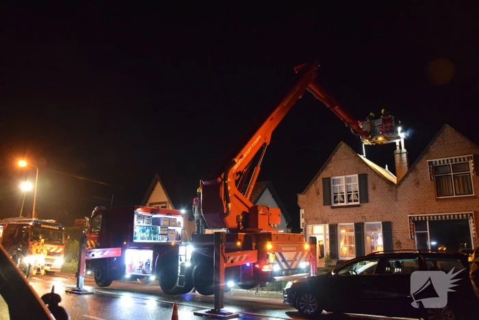 Brandweer dooft brand in schoorsteen van woning