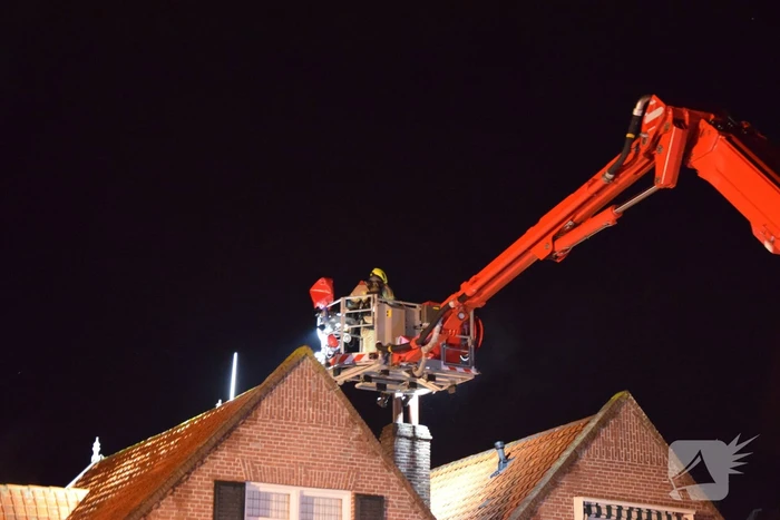 Brandweer dooft brand in schoorsteen van woning