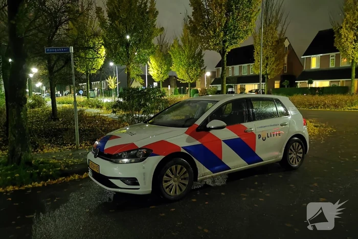 Automobilist rijdt rechtdoor rotonde over en vlucht