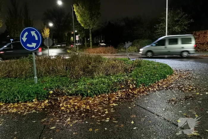 Automobilist rijdt rechtdoor rotonde over en vlucht