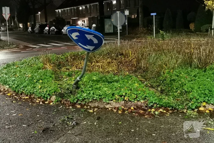 Automobilist rijdt rechtdoor rotonde over en vlucht