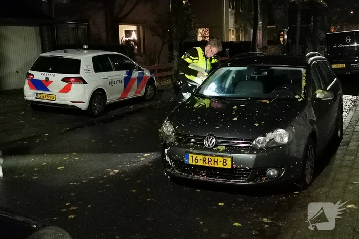 Automobilist rijdt rechtdoor rotonde over en vlucht