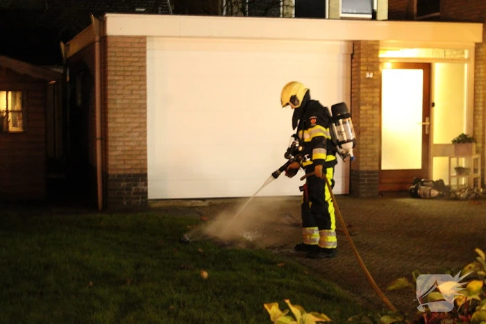 Brandweer blust brand in schoorsteen van woning
