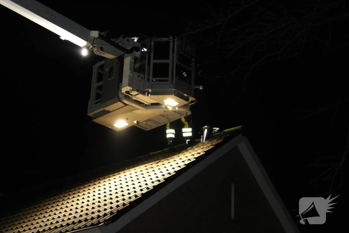 Brandweer blust brand in schoorsteen van woning