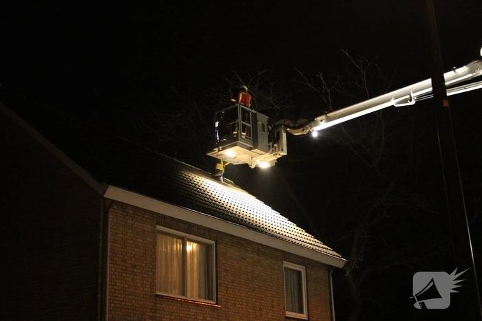 Brandweer blust brand in schoorsteen van woning