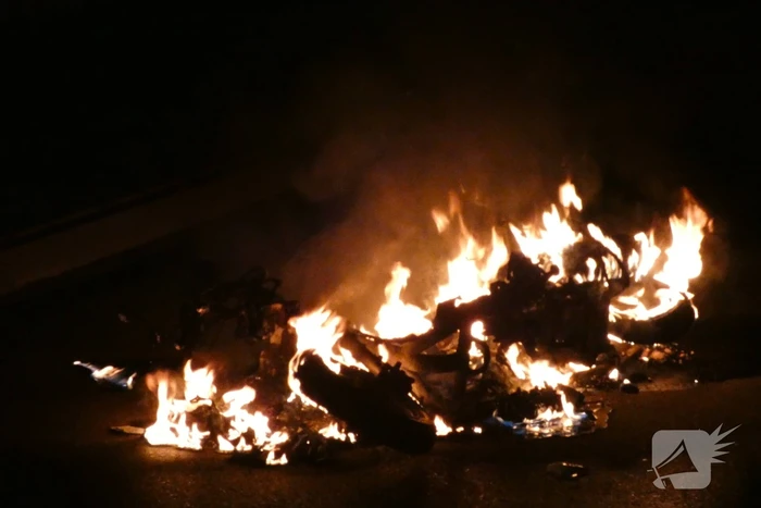 Bromfiets verwoest door brand