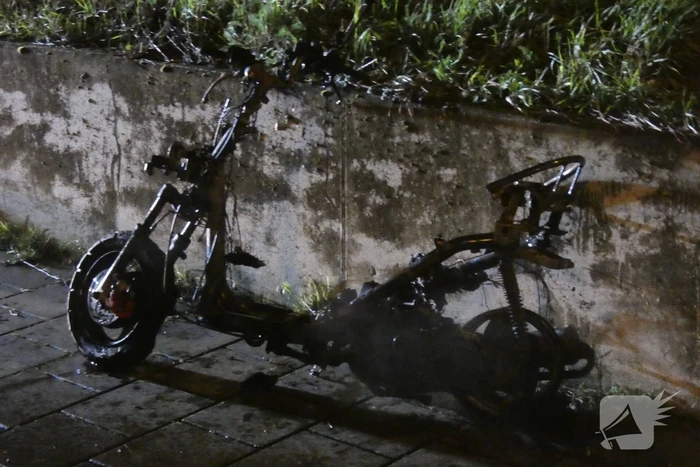 Bromfiets verwoest door brand