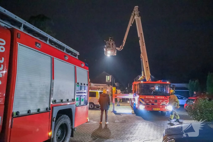 Brandweer blust schoorsteenbrand