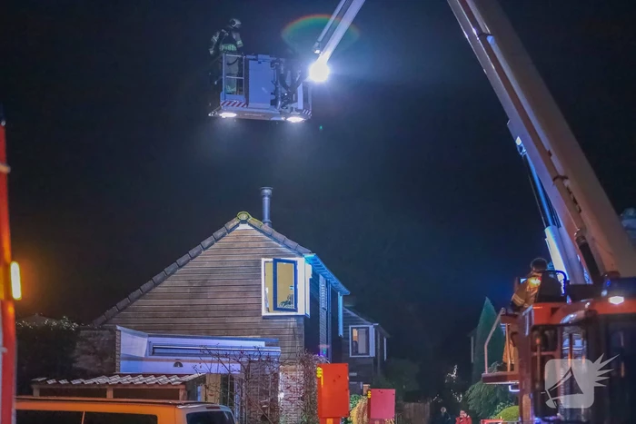Brandweer blust schoorsteenbrand