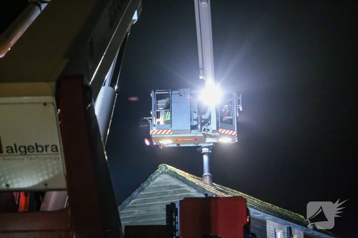 Brandweer blust schoorsteenbrand
