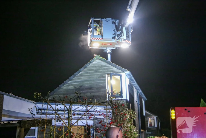 Brandweer blust schoorsteenbrand