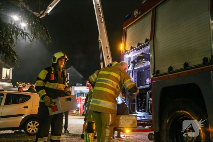 Brandweer blust schoorsteenbrand
